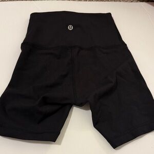 Lululemon Black 6” Wunder Train Bike Shorts - Size 2